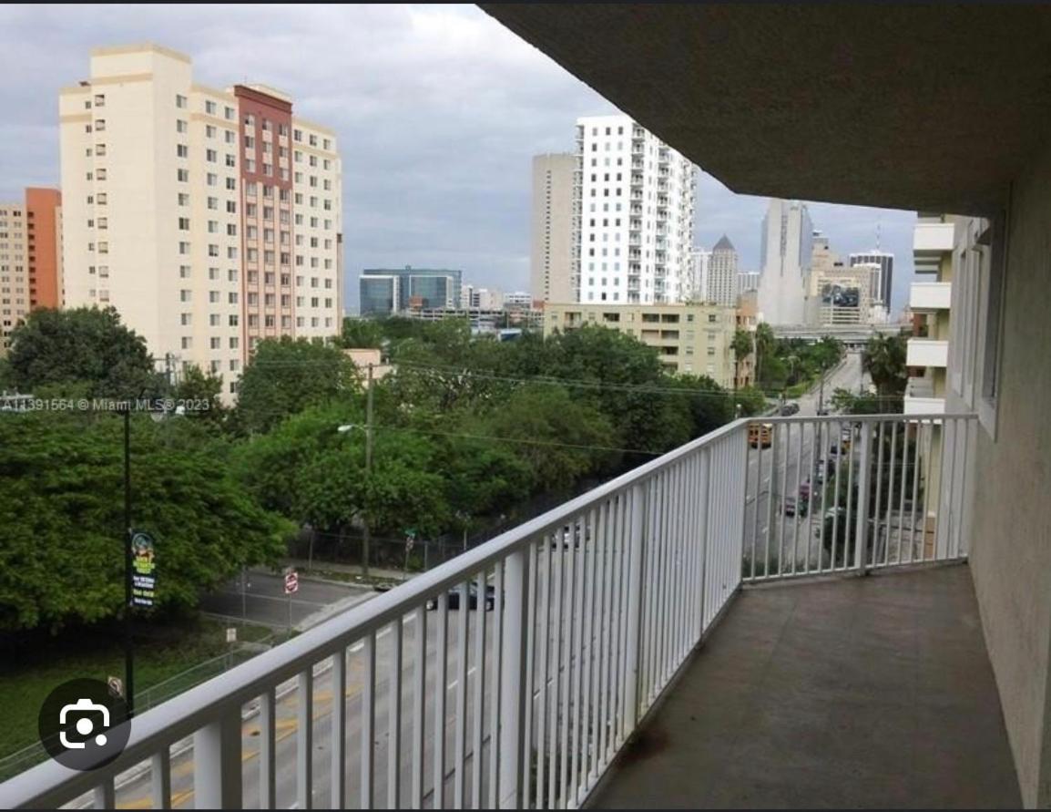 Homestay Private Bedroom 1 Block From Downtown Miami