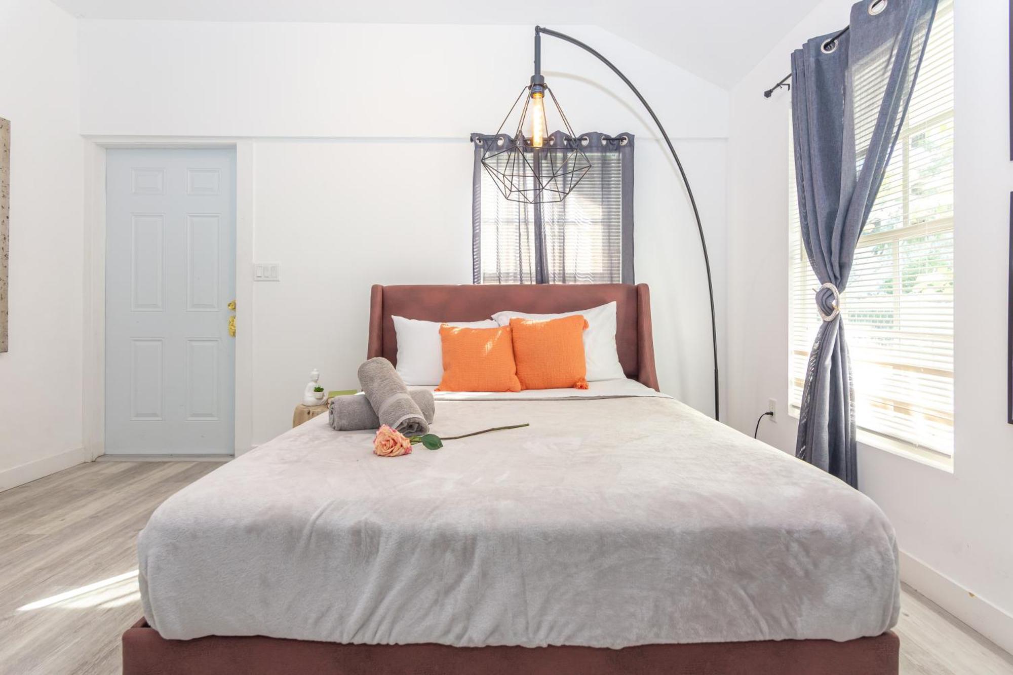 1 Bedroom - Midtown Apartment
