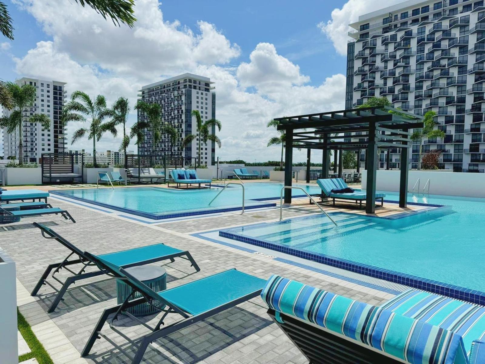 Cozy 1- 1 Bedroom Steps From Downtown Doral Park *