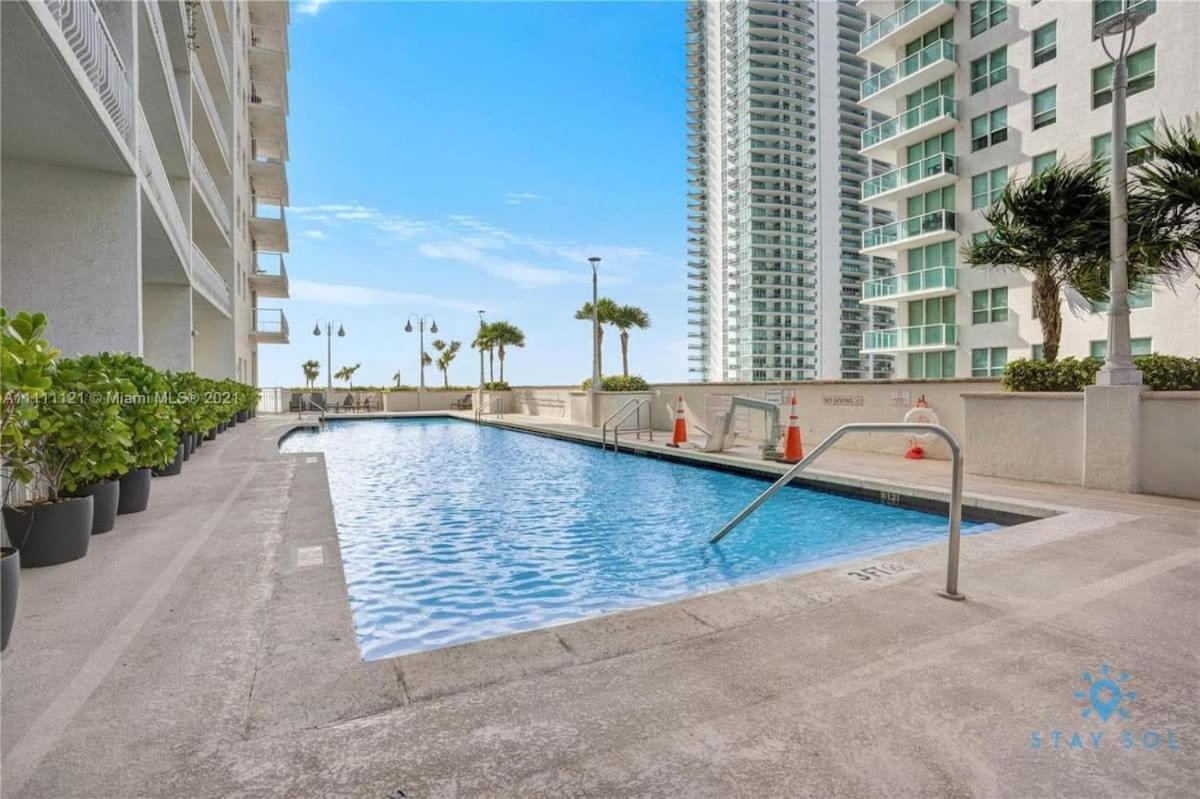 Confortable With Pool And Gym Apartment
