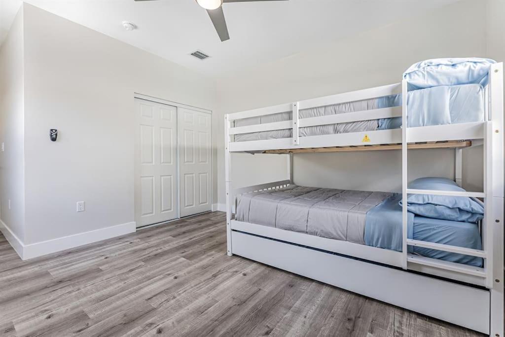 Modern Unit 1 - Close To South & Airport *