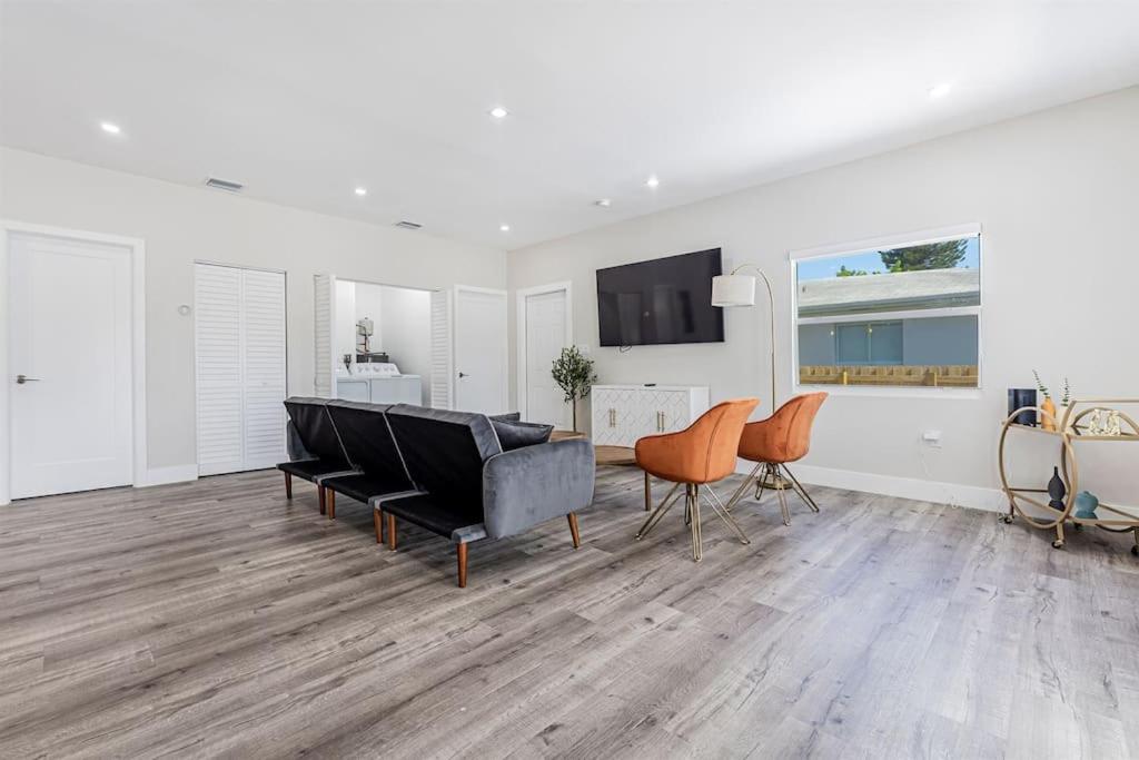 Modern Unit 1 - Close To South & Airport