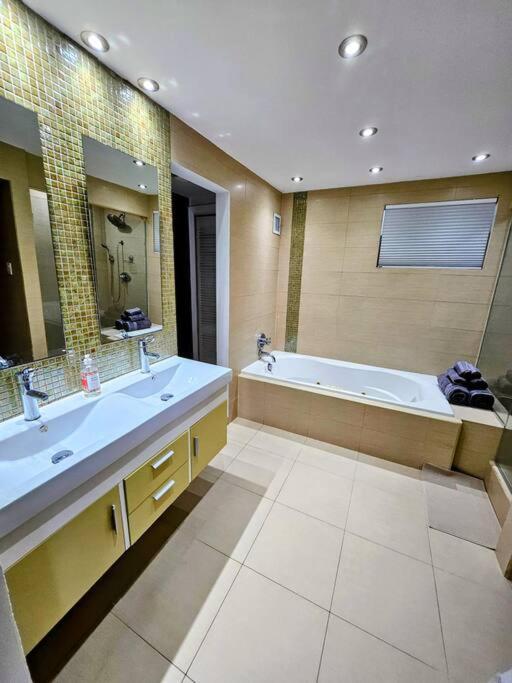 Brickell Enclave Sunny Retreat With Pool Villa *