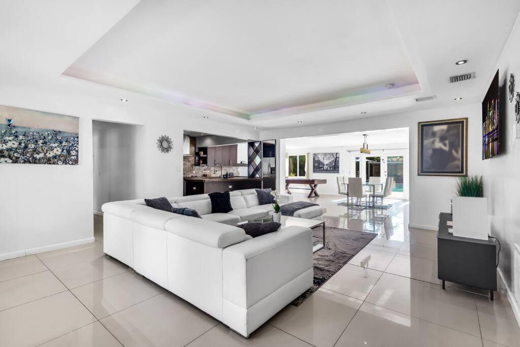 Holiday home Spacious 3 Bedroom With Oversized Pool & Backyard *