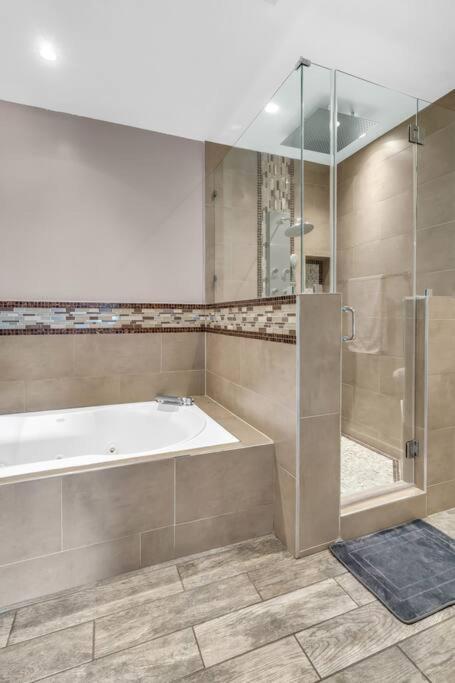 Spacious 3 Bedroom With Oversized Pool & Backyard Holiday home
