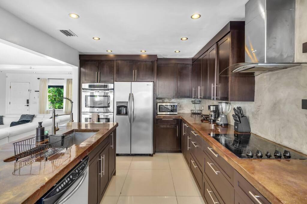 Spacious 3 Bedroom With Oversized Pool & Backyard Miami