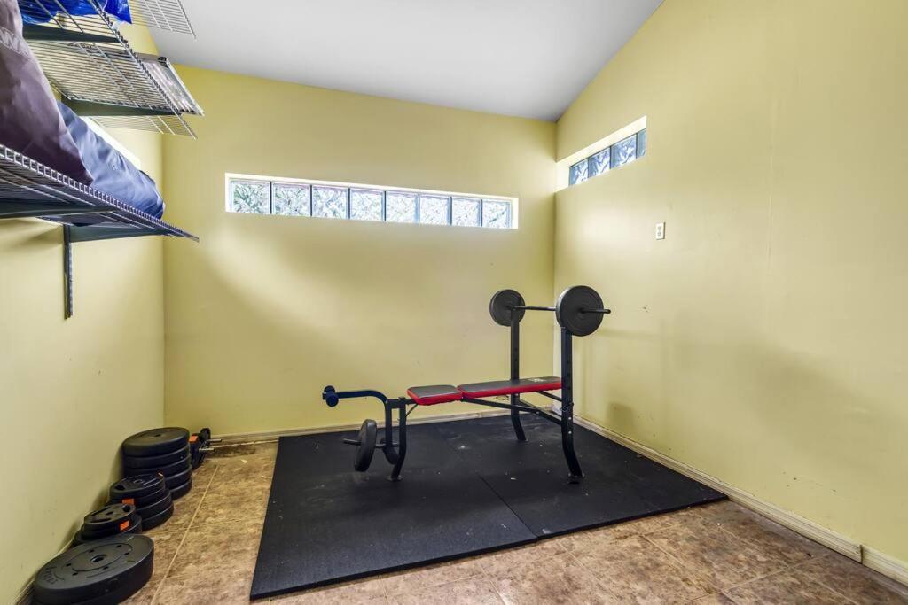 Spacious 3 Bedroom With Oversized Pool & Backyard Holiday home