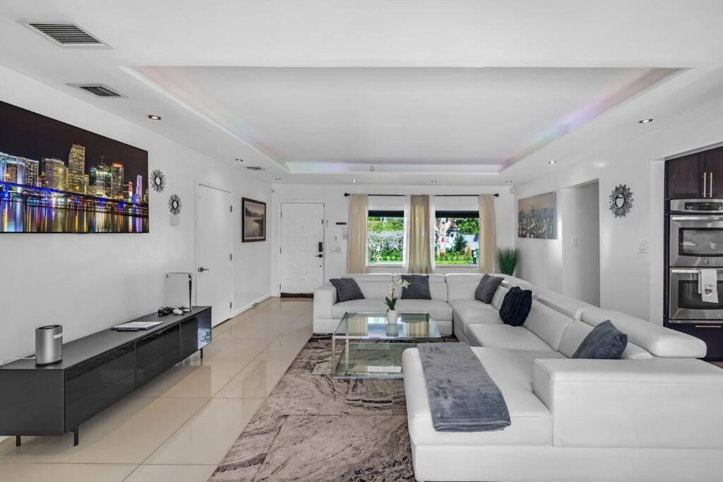 Holiday home Spacious 3 Bedroom With Oversized Pool & Backyard *