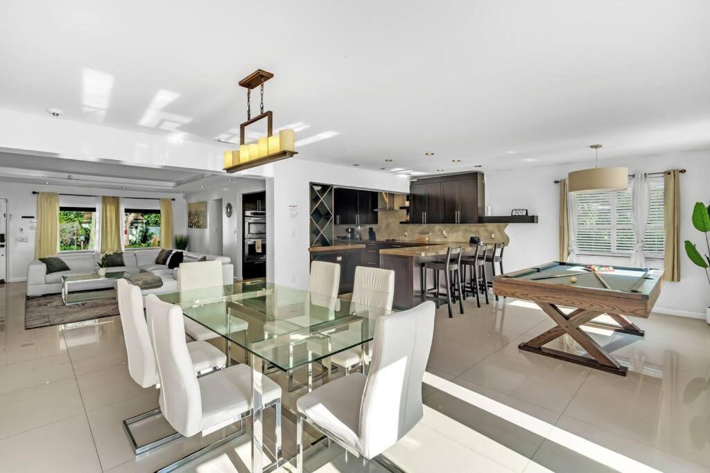 Spacious 3 Bedroom With Oversized Pool & Backyard Holiday home Miami