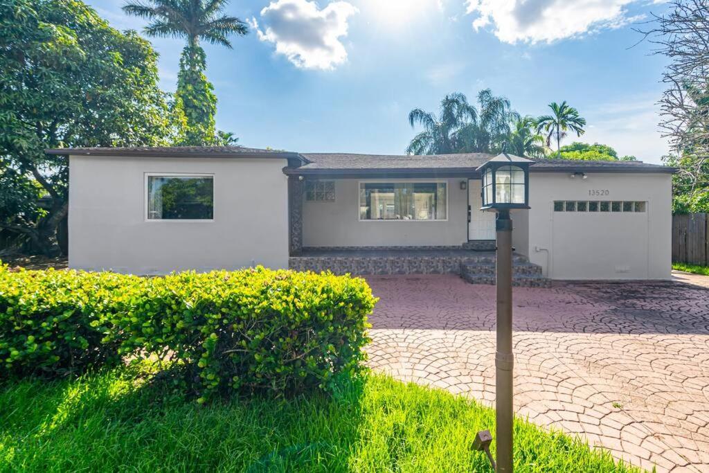 Spacious 3 Bedroom With Oversized Pool & Backyard Holiday home