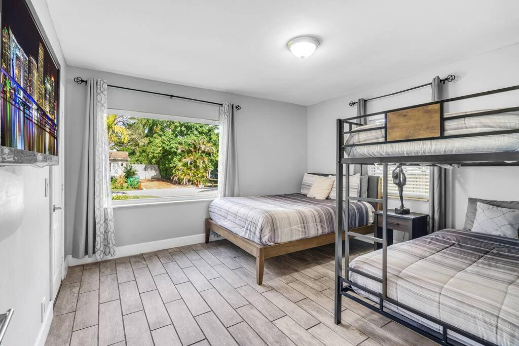 Spacious 3 Bedroom With Oversized Pool & Backyard Holiday home *