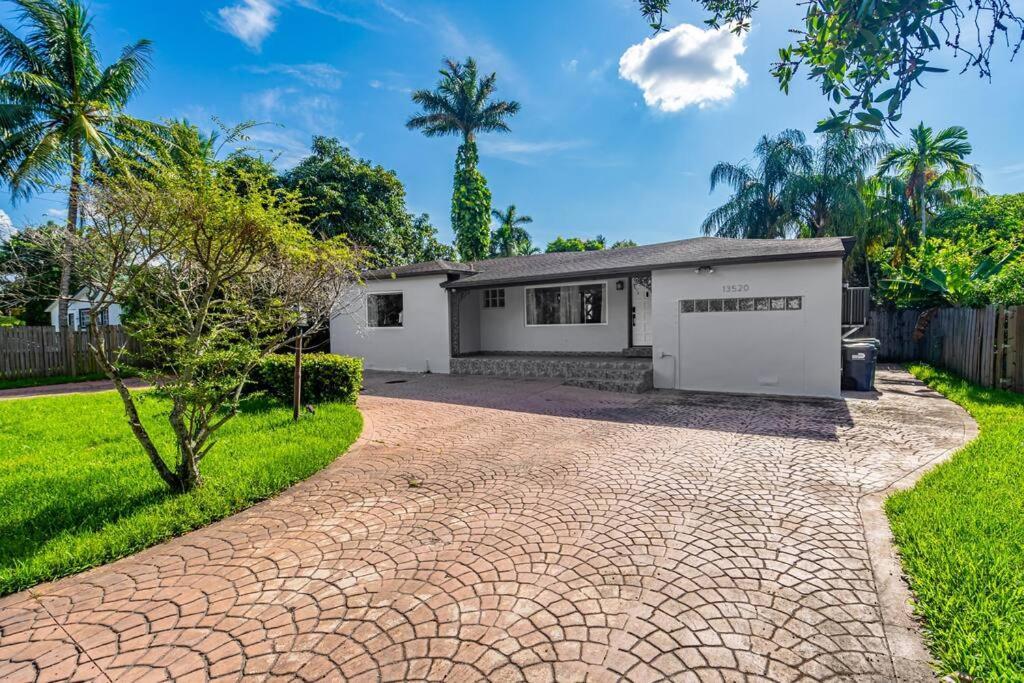 Holiday home Spacious 3 Bedroom With Oversized Pool & Backyard *
