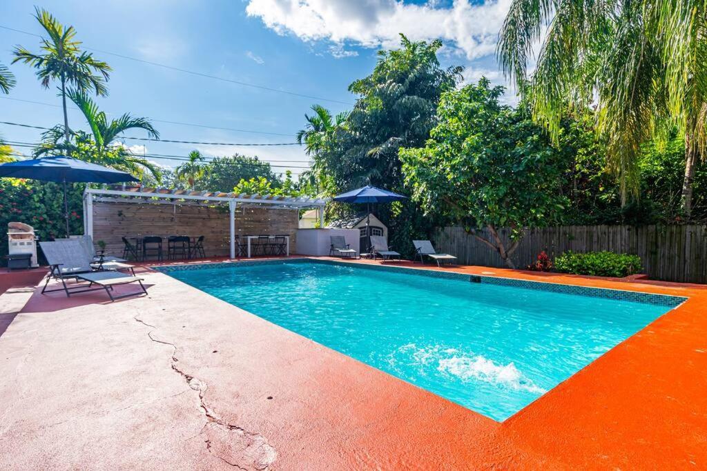 Spacious 3 Bedroom With Oversized Pool & Backyard * Miami