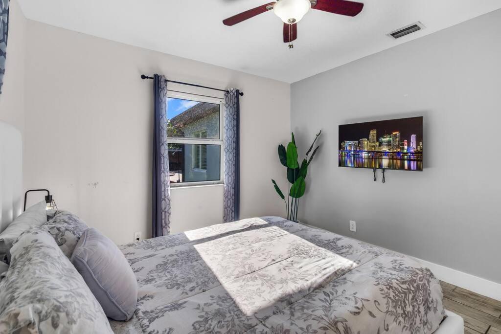 Holiday home Spacious 3 Bedroom With Oversized Pool & Backyard *