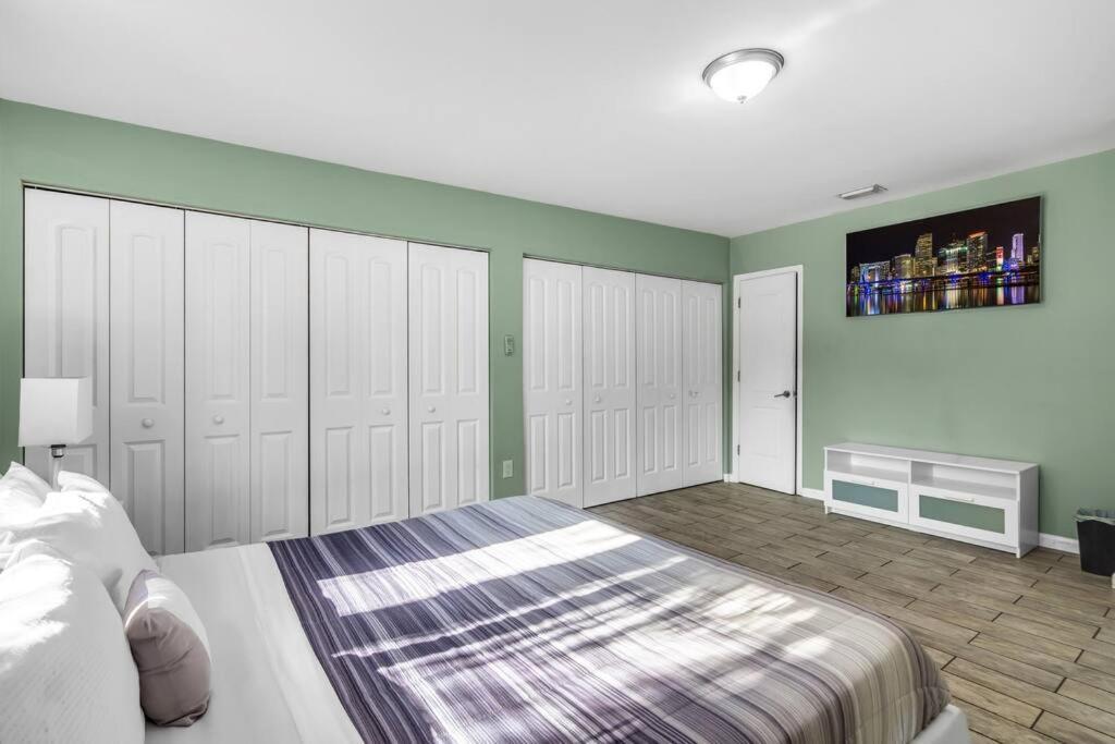 Spacious 3 Bedroom With Oversized Pool & Backyard * Miami