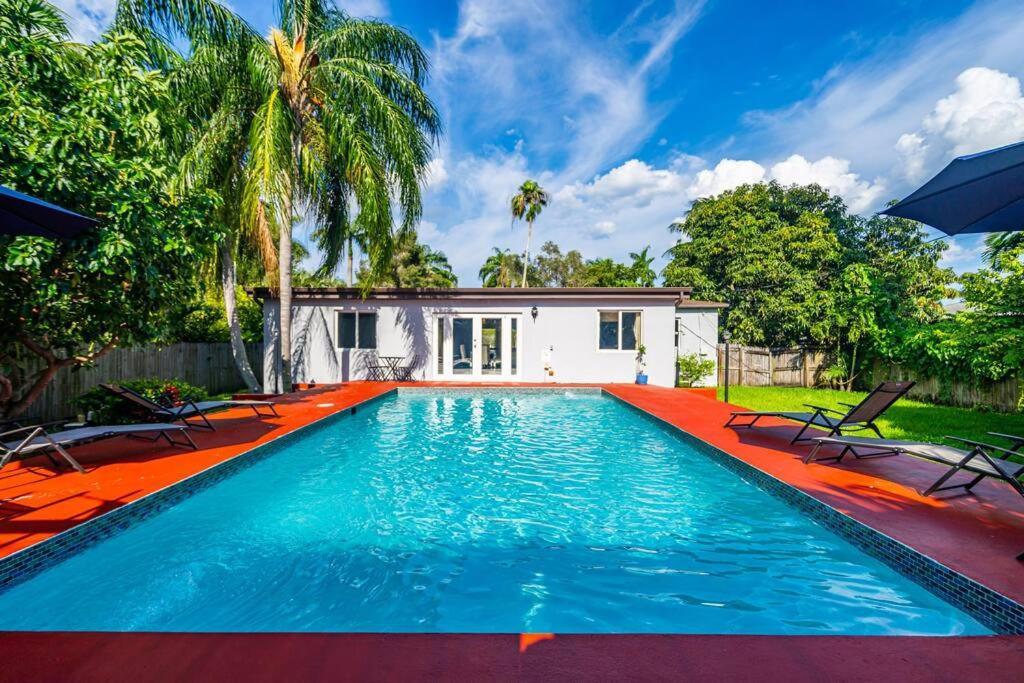 Spacious 3 Bedroom With Oversized Pool & Backyard *