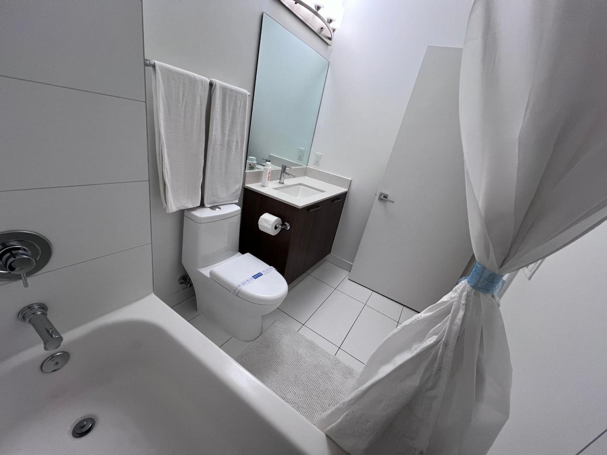 Master Bed In Calle Ocho Homestay *