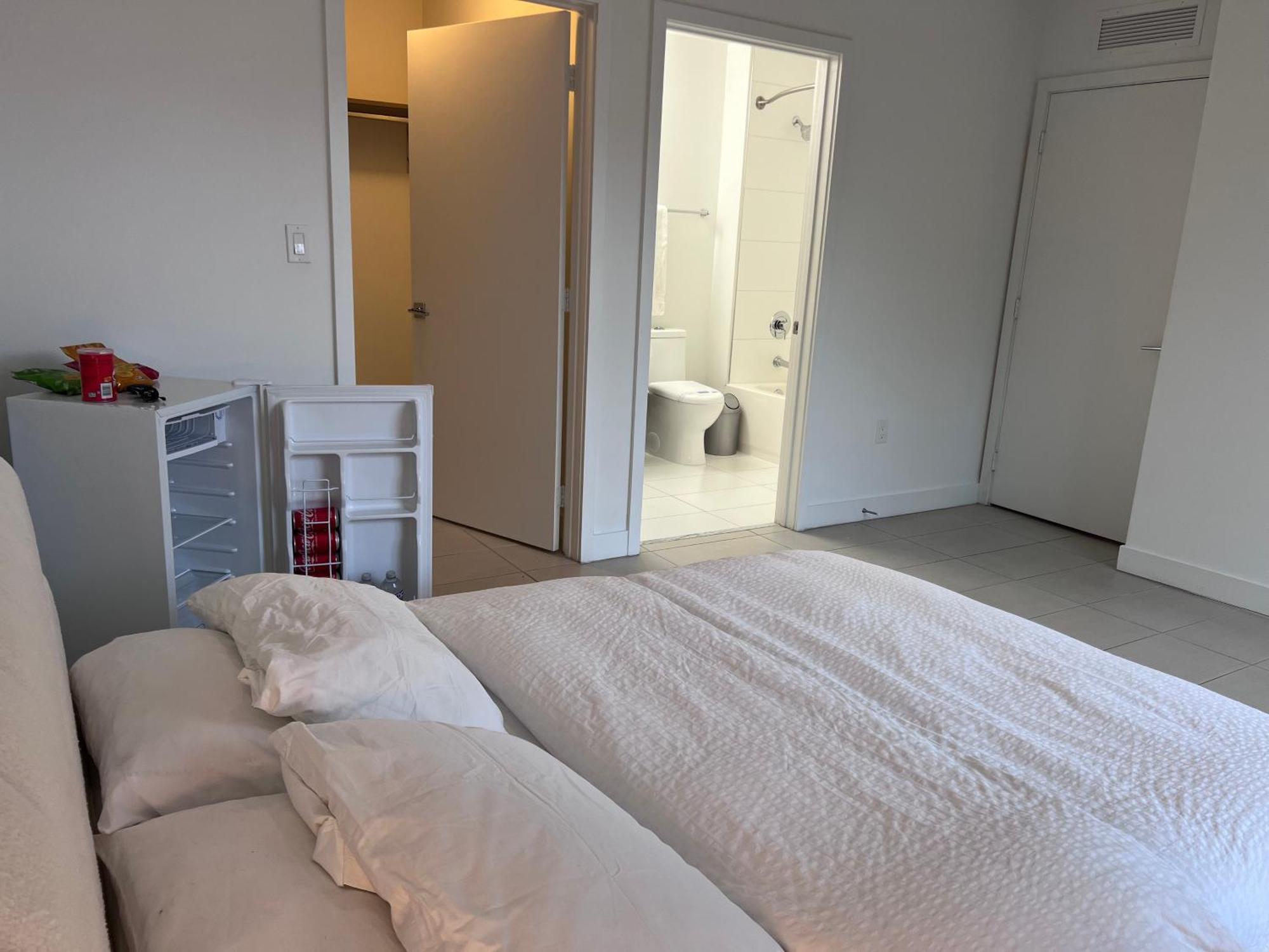Homestay Master Bed In Calle Ocho *