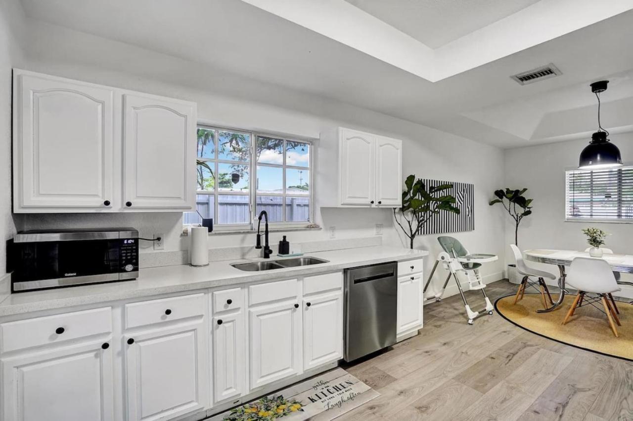 Holiday home 8br-4ba Spacious House, Sleeps 20, Pool, Fenced Yd