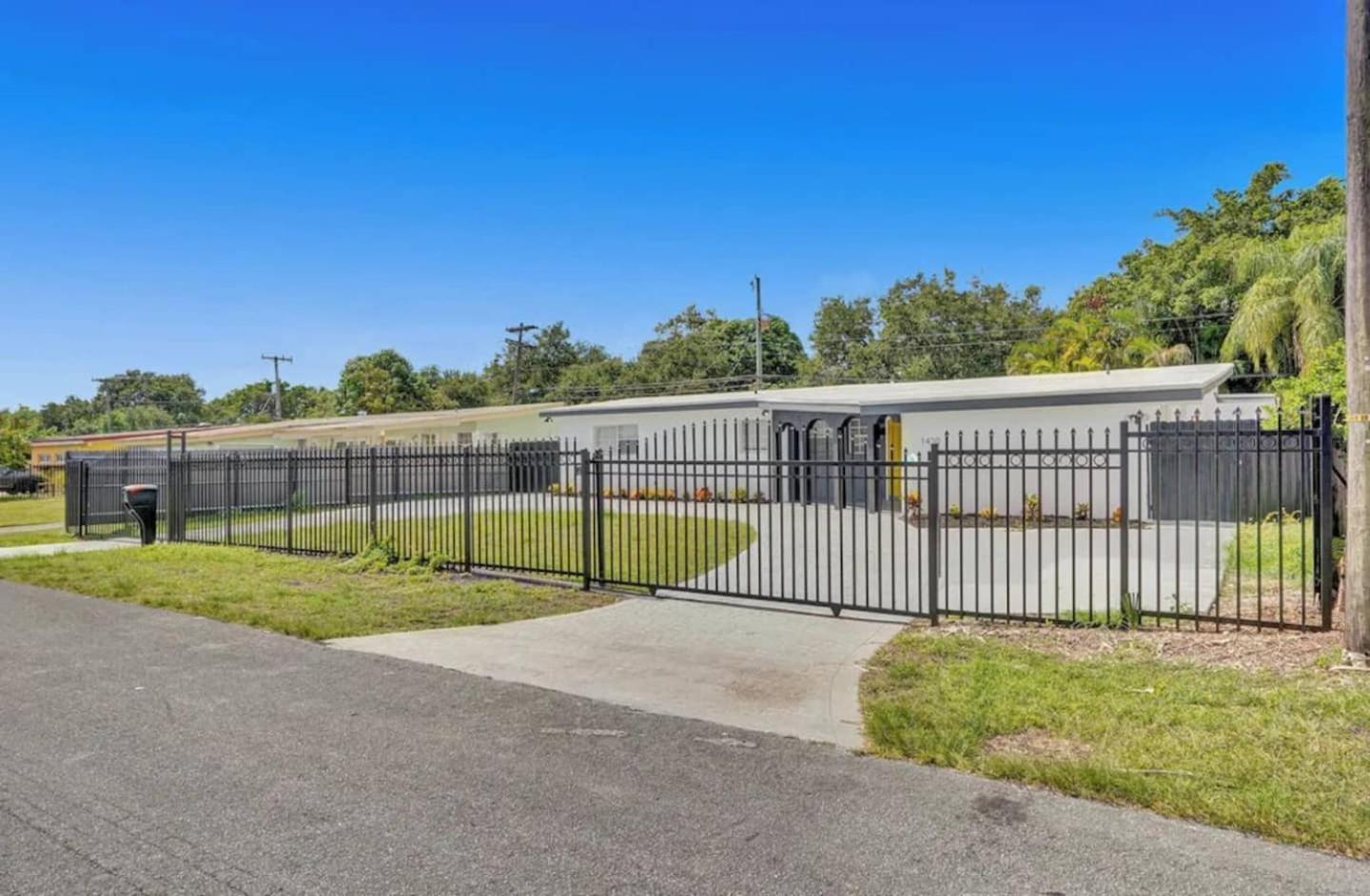 Spacious With Heated Pool Holiday home *