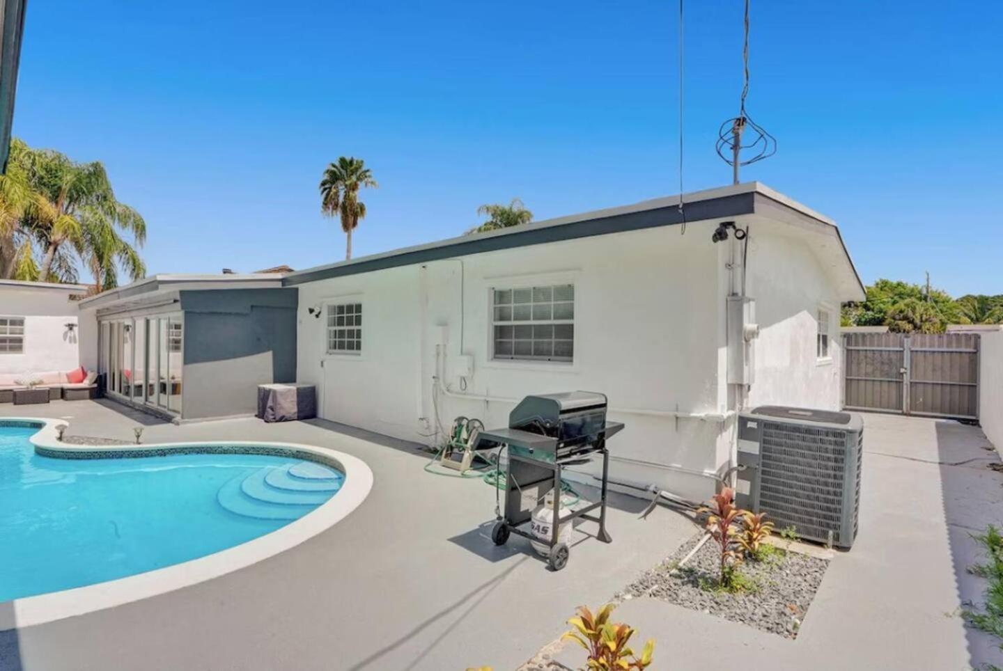 Spacious With Heated Pool Holiday home *