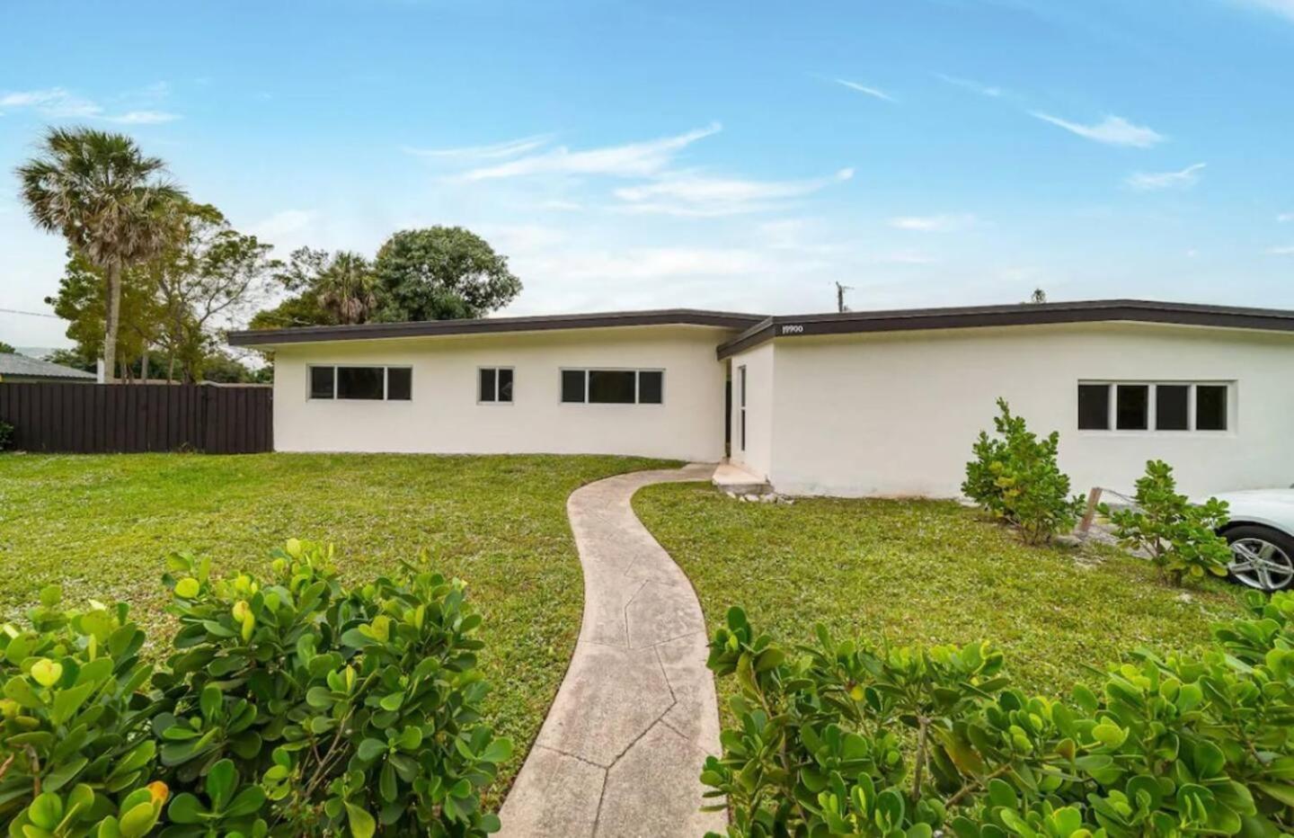 Holiday home Elegant With Heated Pool *