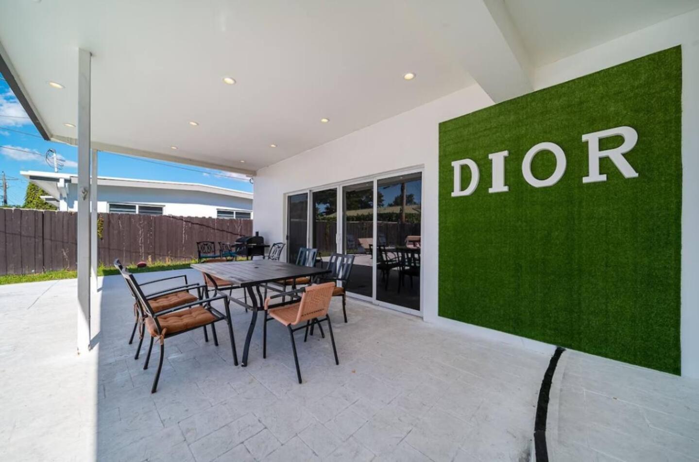 Elegant With Heated Pool Holiday home *