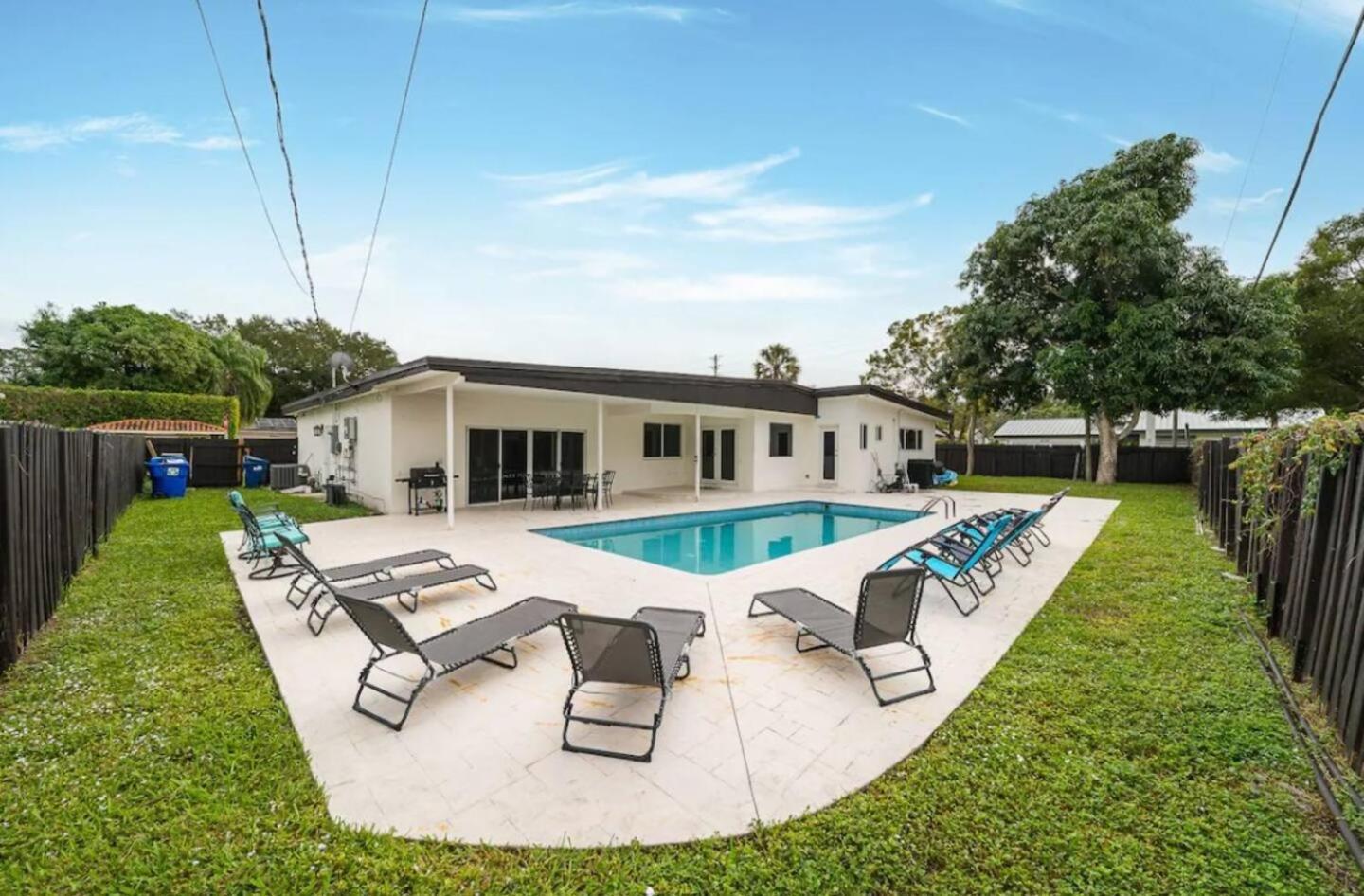 Elegant With Heated Pool Holiday home Miami