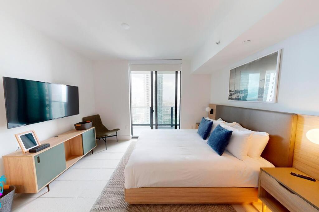 Stunning 2 Bed 2 Bath W Balcony & Incredible Views Apartment
