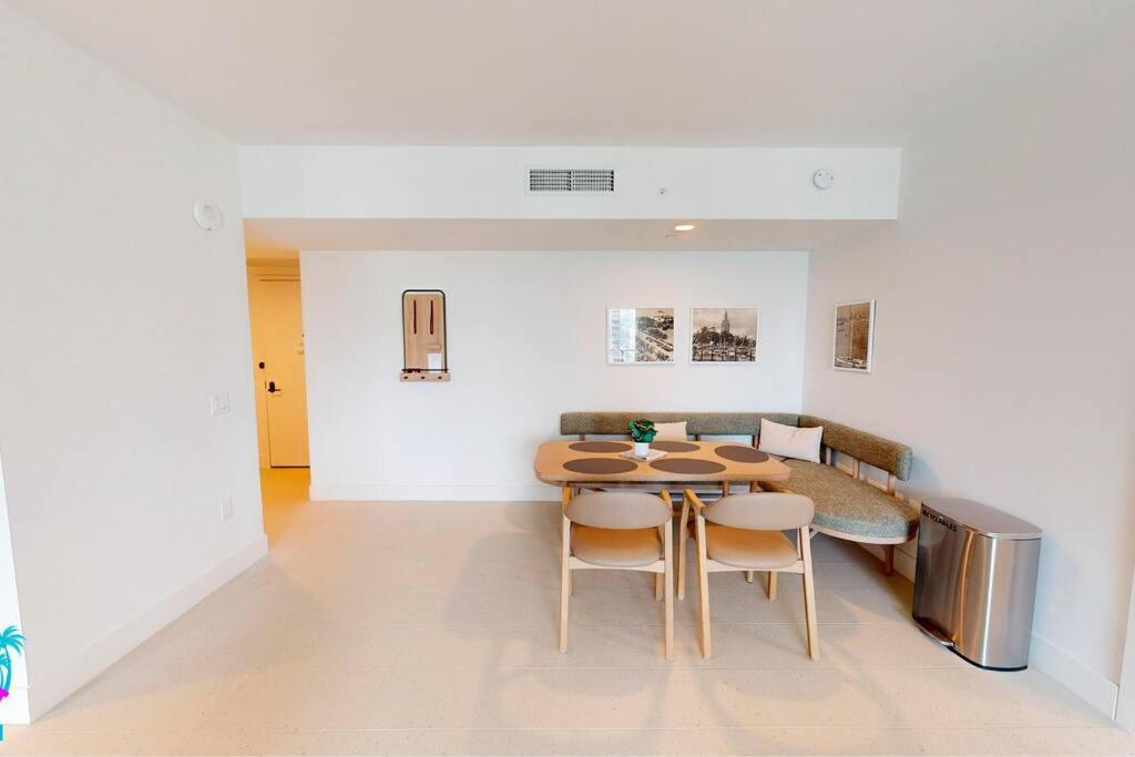Stunning 2 Bed 2 Bath W Balcony & Incredible Views Apartment *