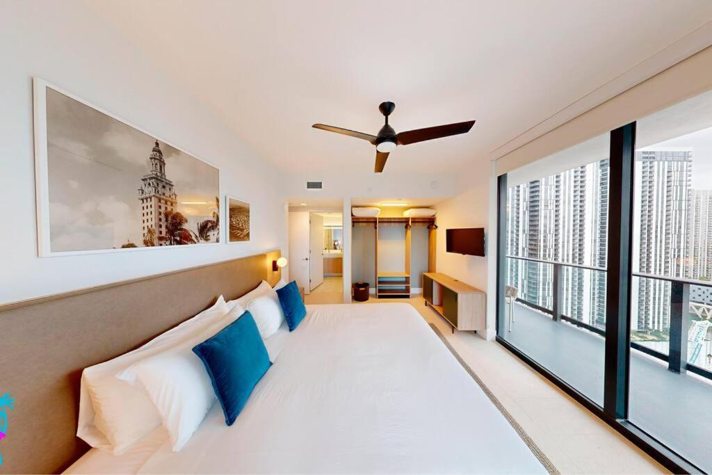 Stunning 2 Bed 2 Bath W Balcony & Incredible Views Miami
