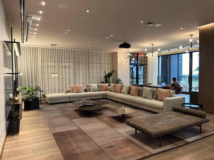 Stunning 2 Bed 2 Bath W Balcony & Incredible Views Apartment