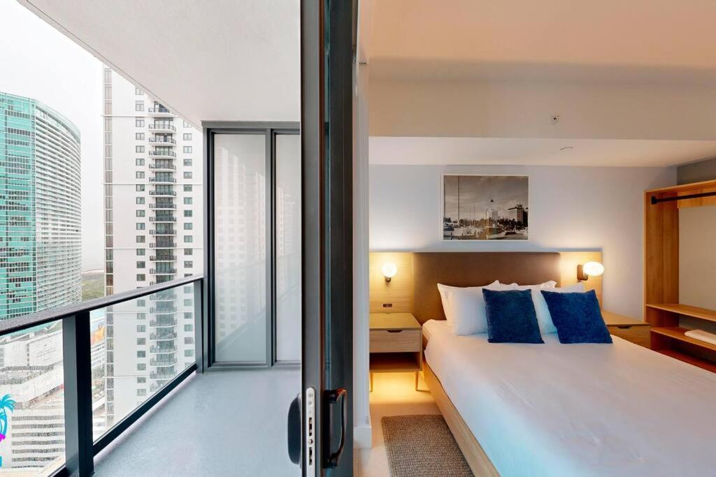 Stunning 2 Bed 2 Bath W Balcony & Incredible Views * Miami