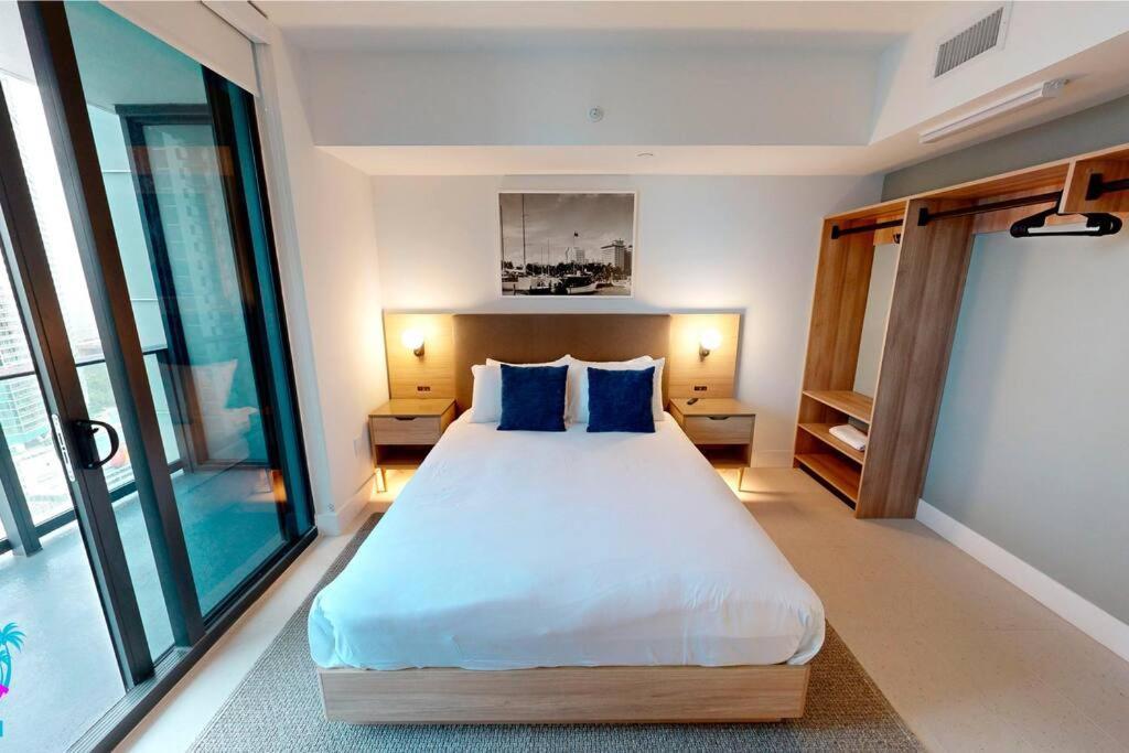 Stunning 2 Bed 2 Bath W Balcony & Incredible Views Apartment