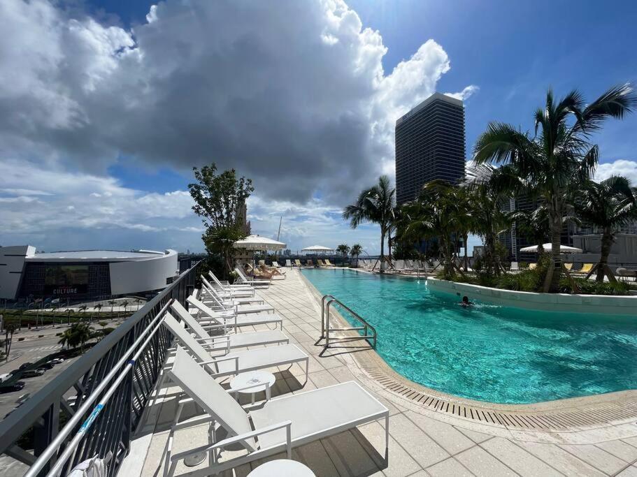 Apartment Stunning 2 Bed 2 Bath W Balcony & Incredible Views Miami