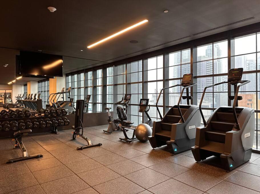 Stunning 2 Bed 2 Bath W Balcony & Incredible Views *