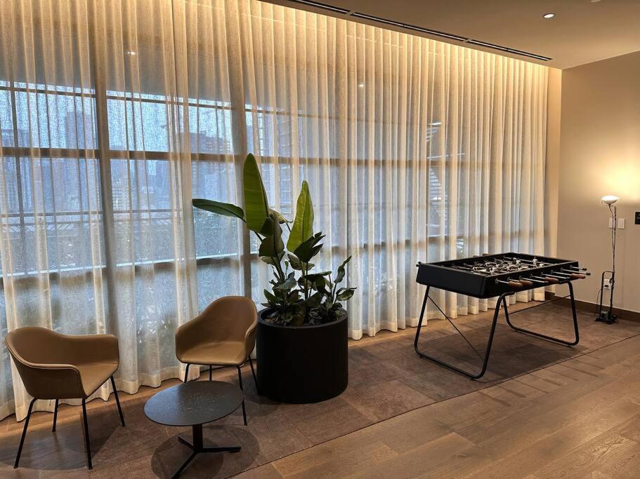 Stunning 2 Bed 2 Bath W Balcony & Incredible Views Apartment