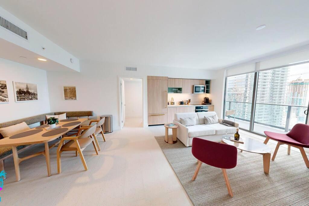 Stunning 2 Bed 2 Bath W Balcony & Incredible Views * Miami