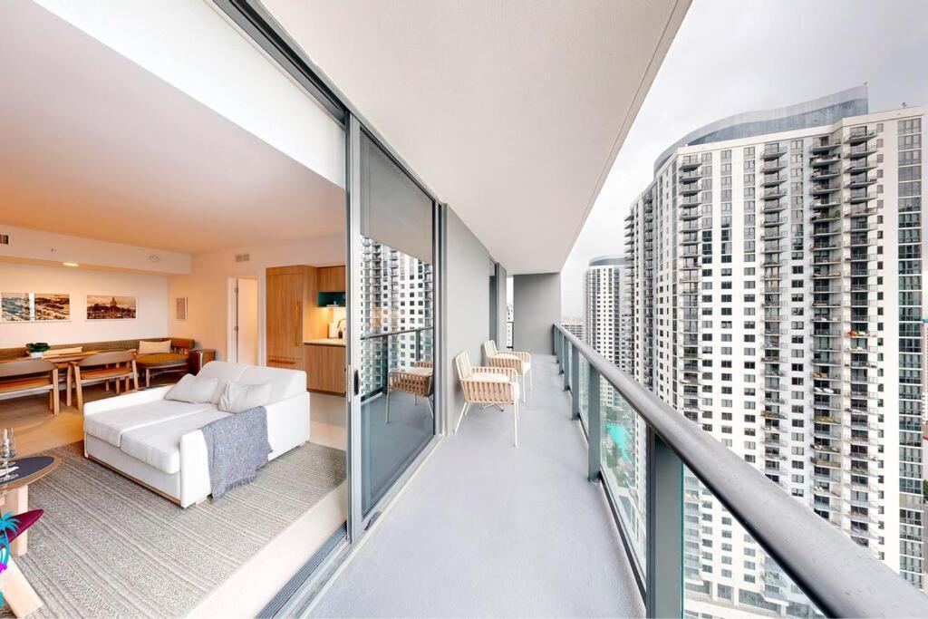 Stunning 2 Bed 2 Bath W Balcony & Incredible Views Apartment