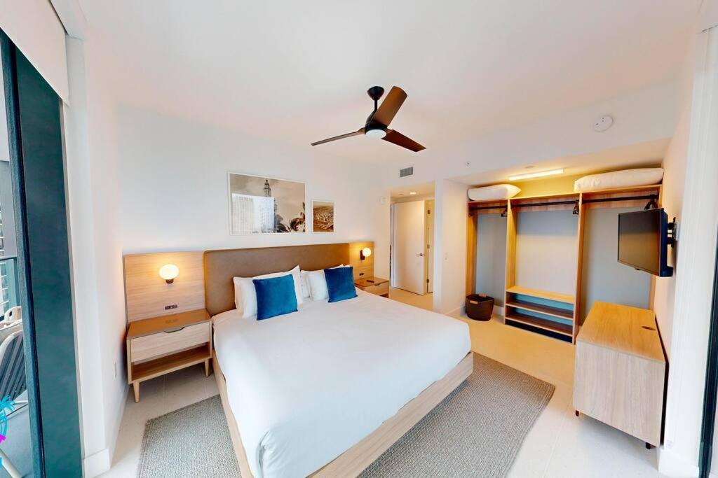 Stunning 2 Bed 2 Bath W Balcony & Incredible Views Miami
