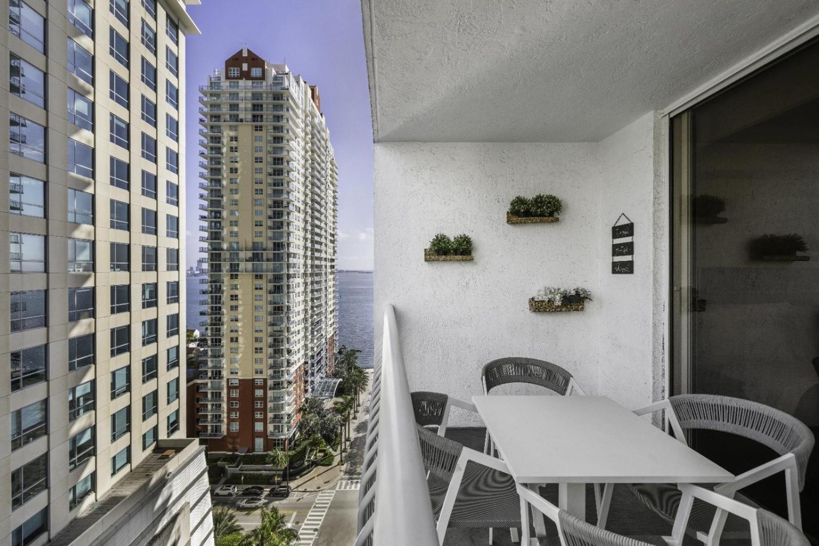 In Brickell With Pool, Gym, Free Parking And Game Apartment