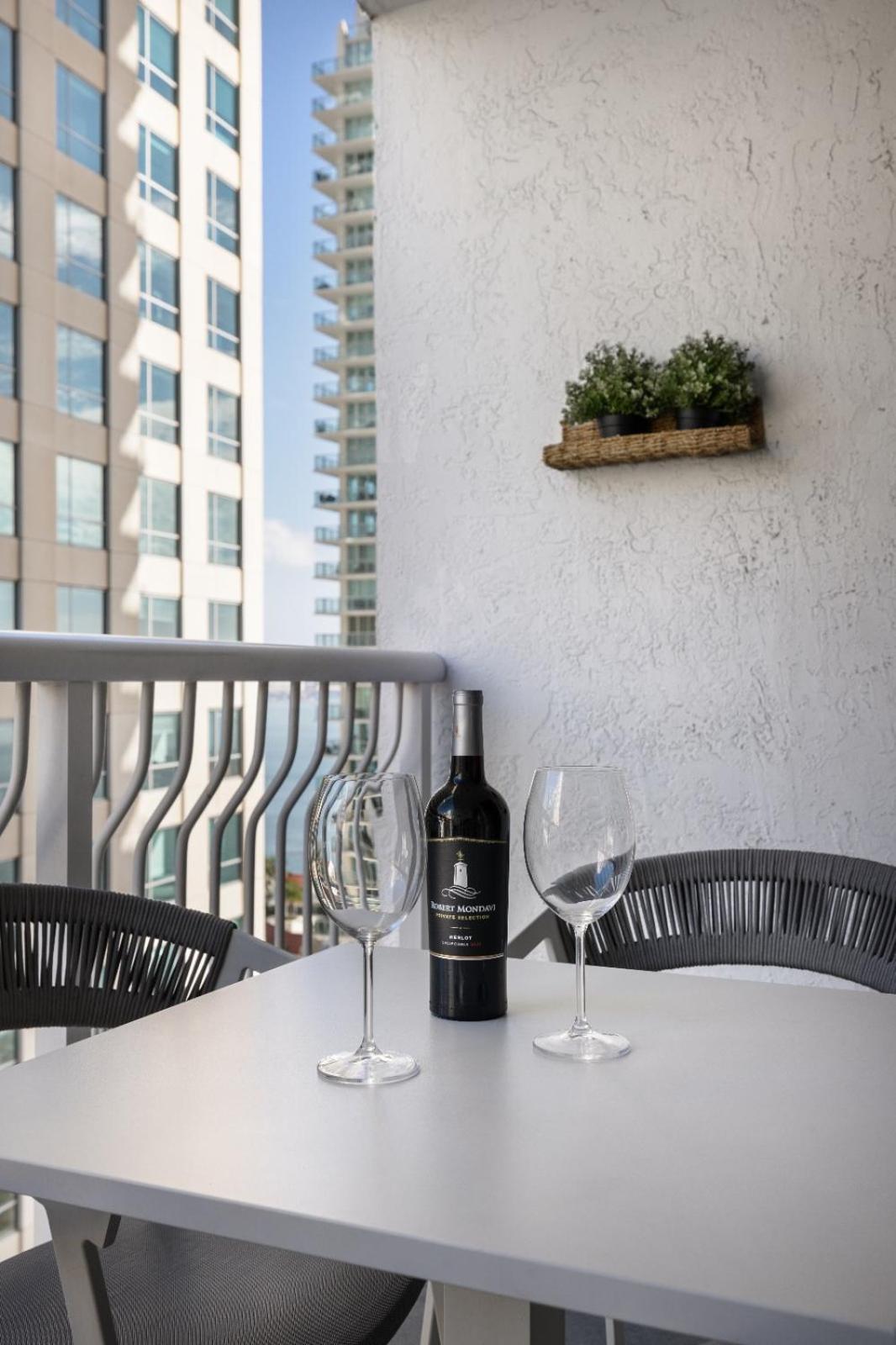 In Brickell With Pool, Gym, Free Parking And Game *