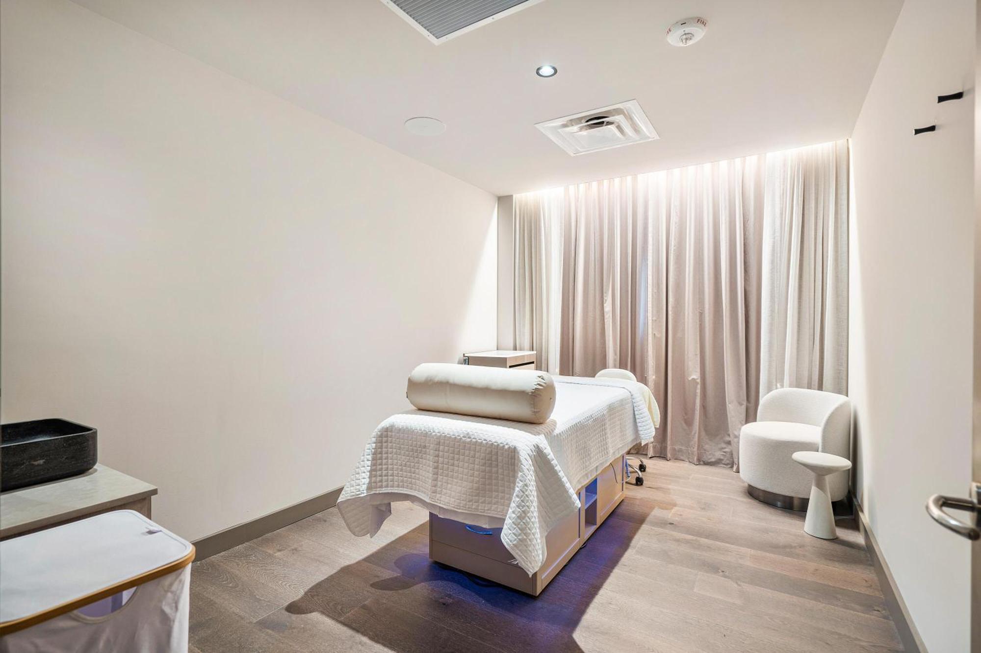 Aurora - Enjoy Magic In Our Gorgeous #2607 * Miami