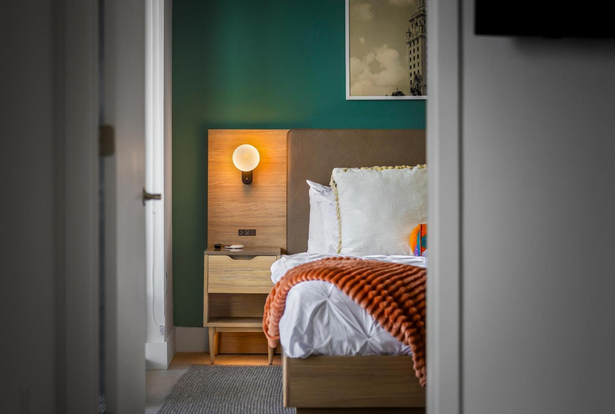 Aurora - Enjoy Magic In Our Gorgeous #2607 * Miami