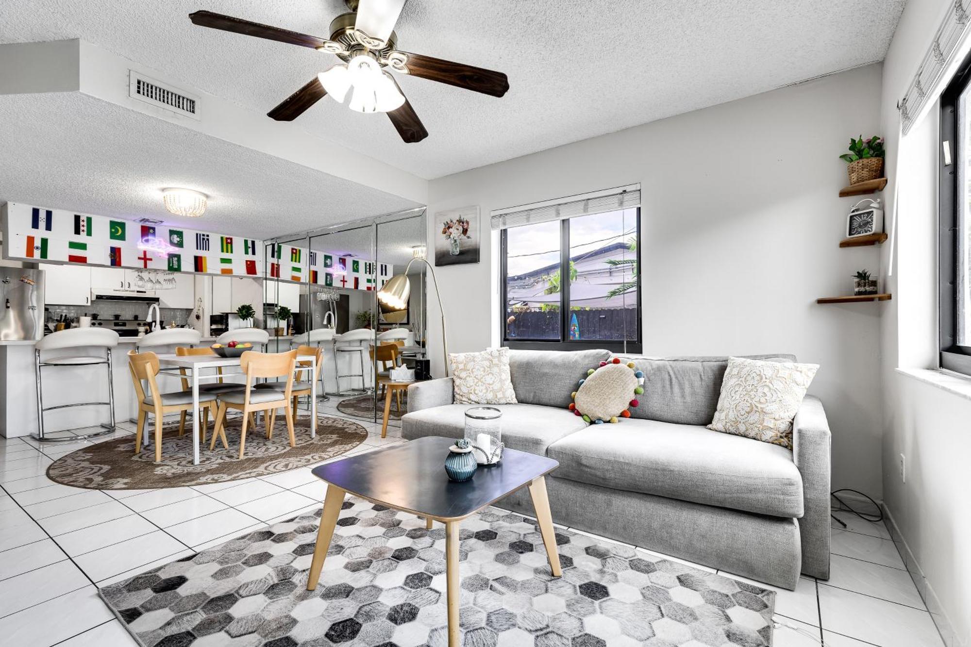New 2bedroom 2bath House With Private Backyard & Jacuzzi Holiday home