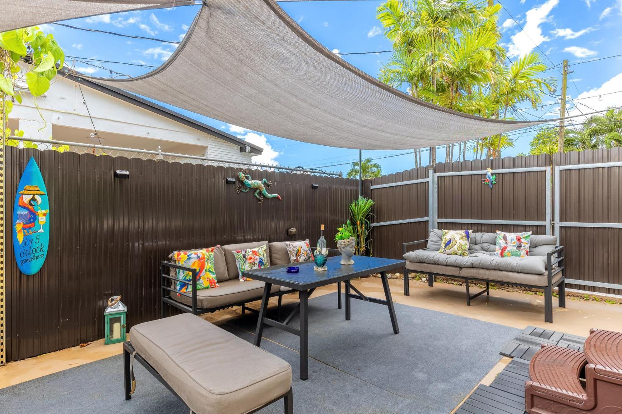New 2bedroom 2bath House With Private Backyard & Jacuzzi Holiday home *