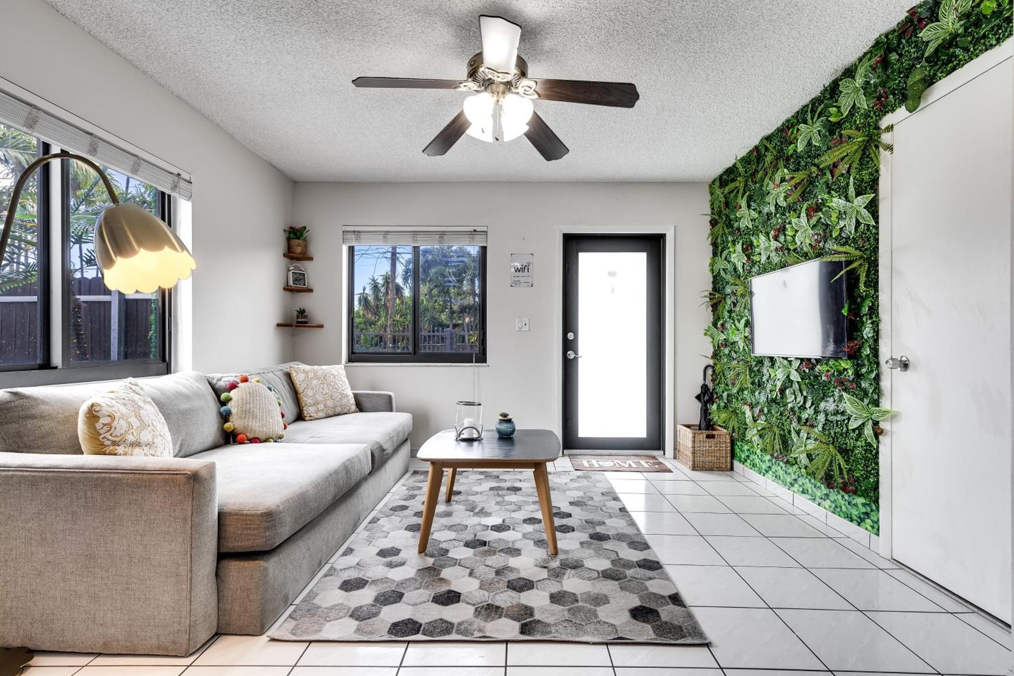 New 2bedroom 2bath House With Private Backyard & Jacuzzi Holiday home Miami