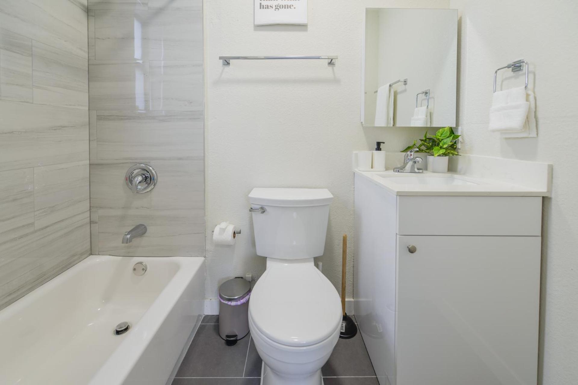 Comfortable Studio Near Calle Ocho In Apartment