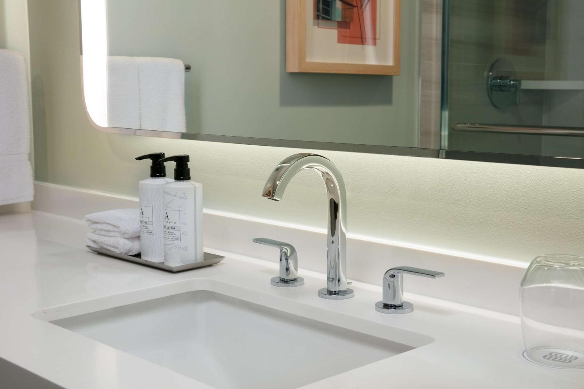 Sonesta Airport Hotel 4*
