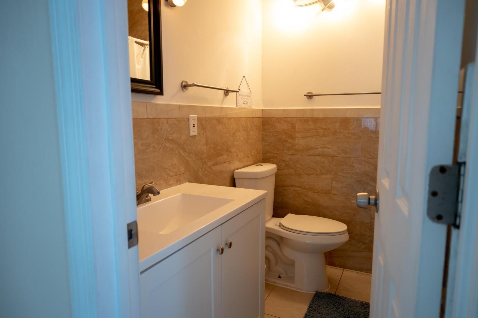Getaway In Little Havana Near Airport, Wynwood, Calle 8 Brickell, Coral Gables And , Fenced Parking Apartment